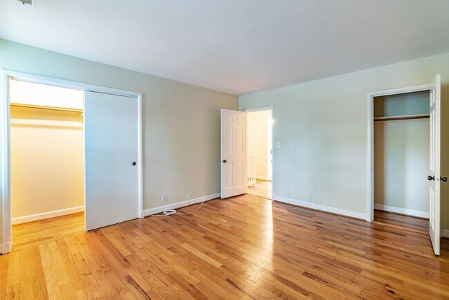 Building Photo - Beautifully Maintained 3 Levels, 2 Bedroom...