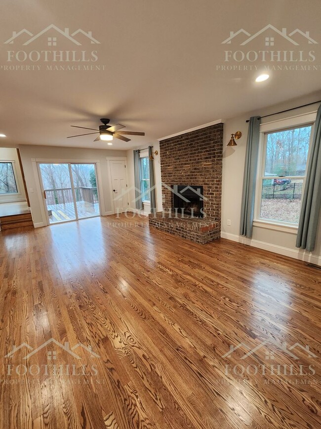 Building Photo - Spacious Furnished Home with Modern Featur...