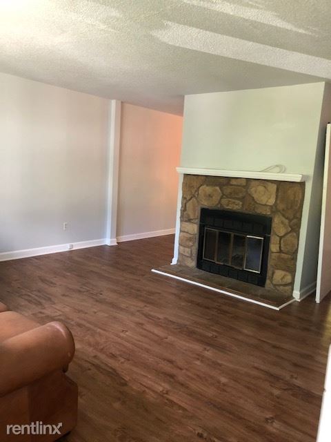 Building Photo - 3 br, 3 bath Townhome - 107 Jo Anne Cir