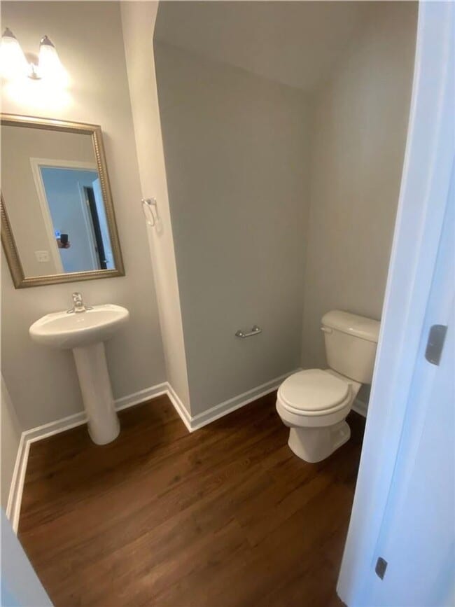 Building Photo - 4 bed 2.5 bath Available in Feburary