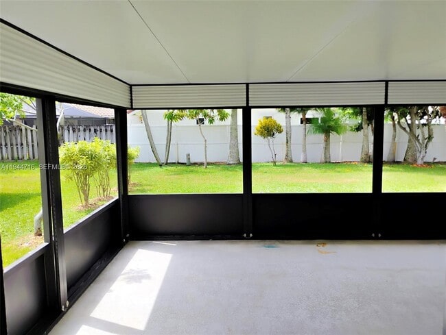 Building Photo - 9654 Sun Pointe Dr