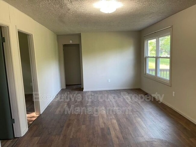Building Photo - 978 Oak Dr