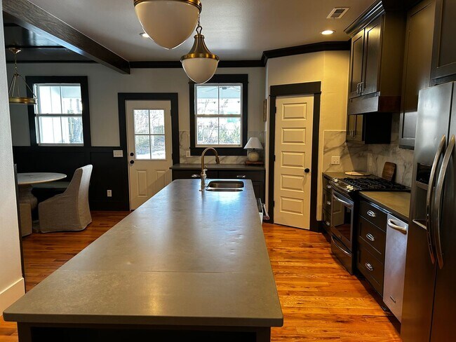 Building Photo - UNFURNISHED Beautiful Large Home Available Now on North Walnut in Fayetteville !!