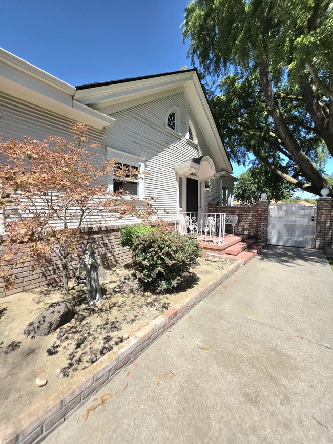 Building Photo - 135 N Lincoln Ave