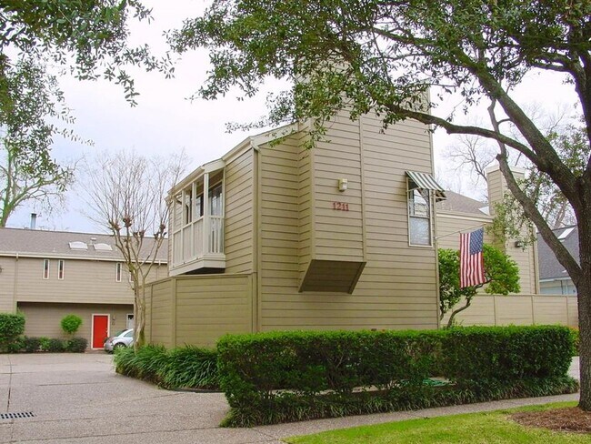 Primary Photo - 1211 Jackson Blvd