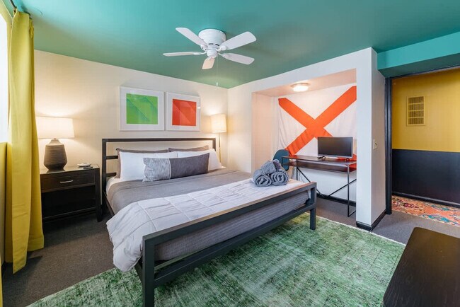 Building Photo - 1708 W Waveland Ave