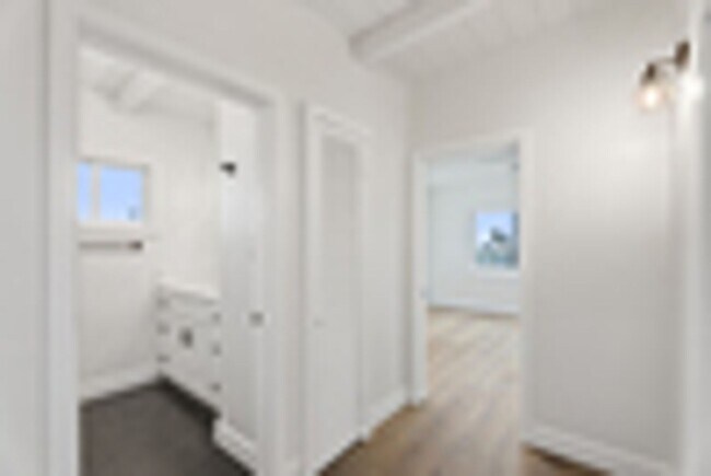 Building Photo - 303 S Ola Vista