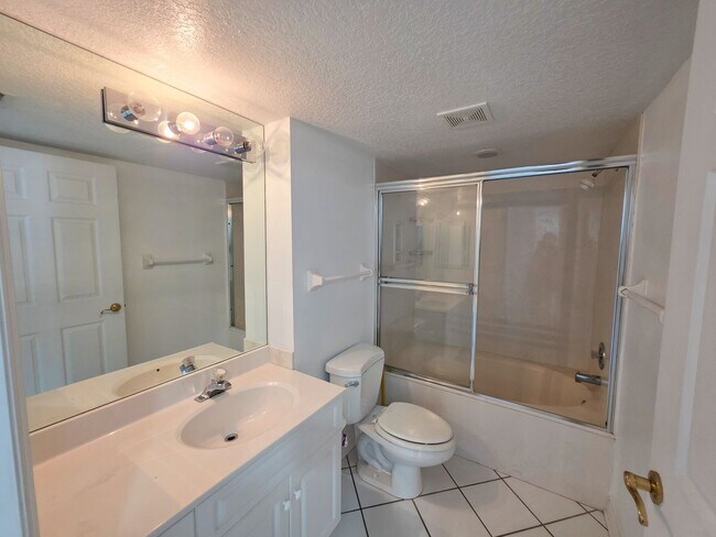 Building Photo - Beautiful Annual 7th floor Condo with Stunning Ocean Views 3/2