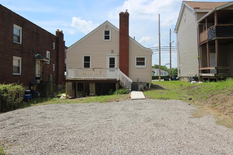 Back Private Parking - 905 Benton Ave