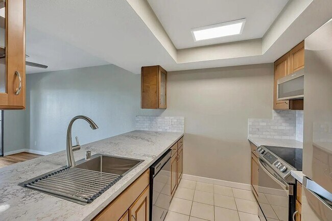 Building Photo - Remodeled 1BR Condo with Pool & Water Views Near Foster City