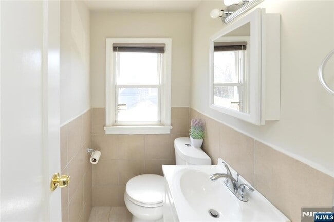 Building Photo - 483 Mt Prospect Ave