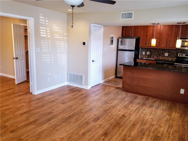 Building Photo - 7685 Northcross Dr