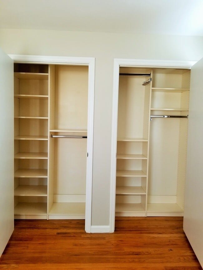 Building Photo - FRESH Paint!  Sprawling, Hurstbourne Ranch with Basement!  3 Bedrooms, 3 Full Baths, Hardwood Flo...