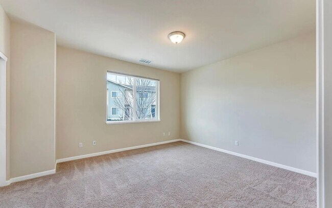 Building Photo - Fantastic 2 Bedroom 2.5 Bath Near UNR!