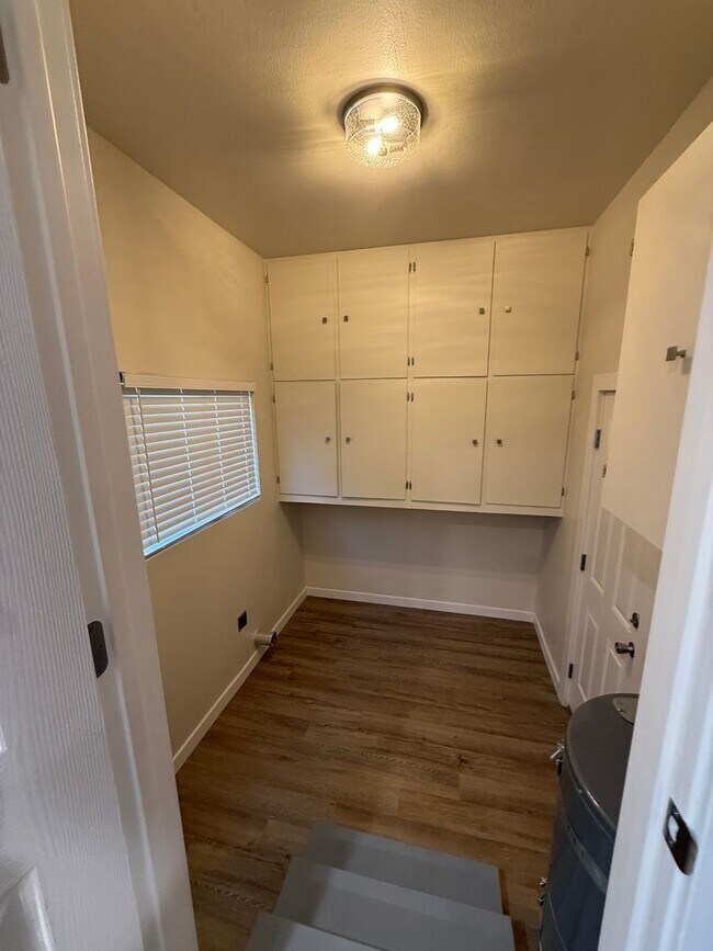 Building Photo - Large Brand New Remodeled 1 Bedroom unit with Washer Dryer Hookups - MUST SEE!!!