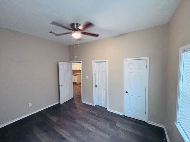 Building Photo - Charming 4-Bedroom Home in a Convenient Lo...