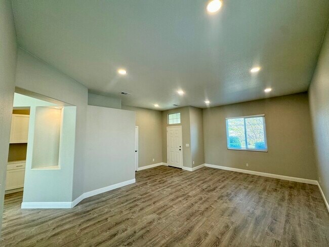 Building Photo - 3 bedroom 2 bath beautiful home in West Sac