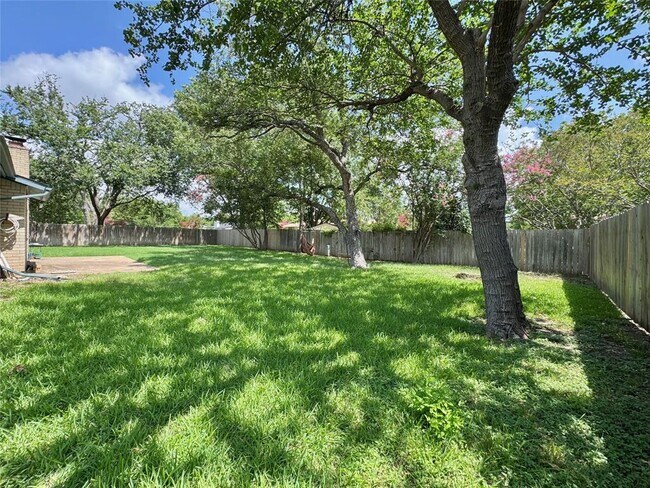 Building Photo - 1501 Greenfield Dr