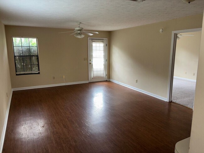 Building Photo - Cedar Chase Duplex Available August!