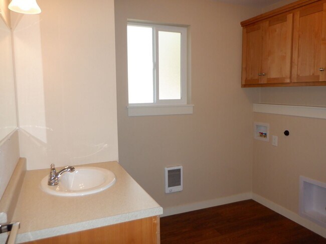 Building Photo - 1 Bed/1 Bath Duplex Unit in Fantastic Westside Bend Location - Knoll Ave
