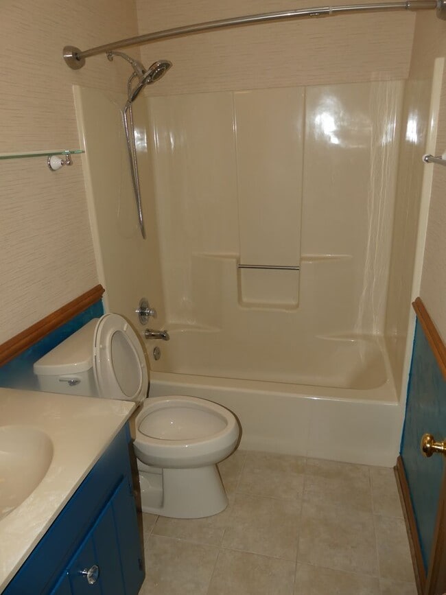 Building Photo - 4 bedroom home with inlaw suite in down to...