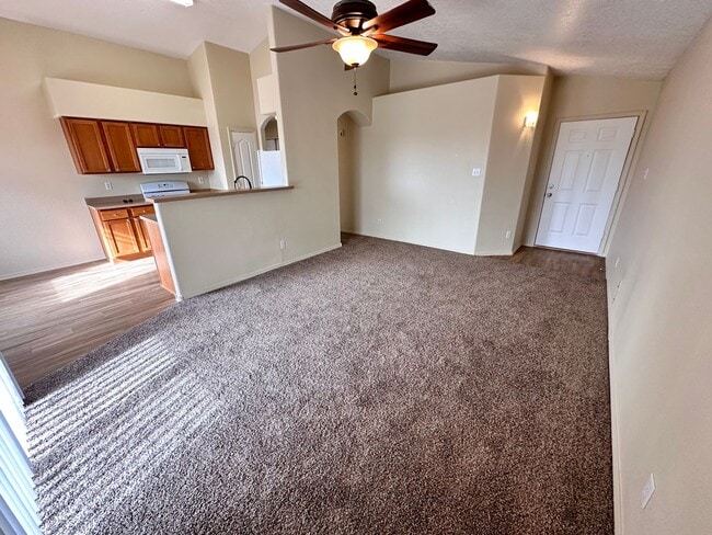 Building Photo - Super cute 3 bed 2 bath home in Huning Ranch