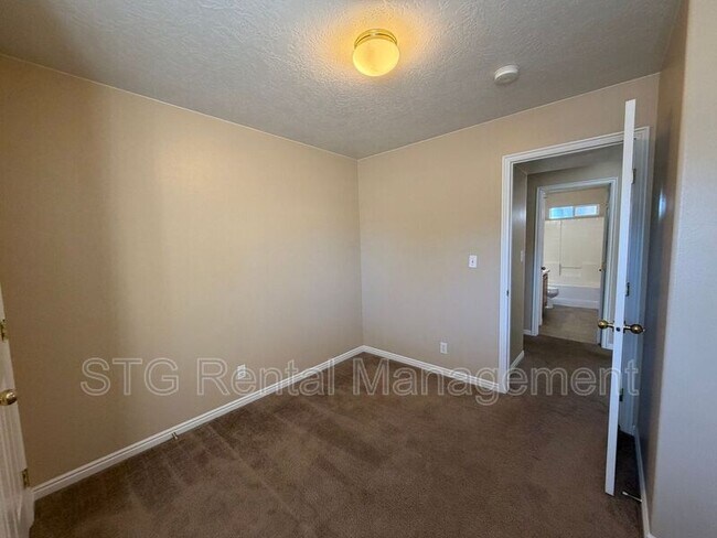Building Photo - 180 E 100 N