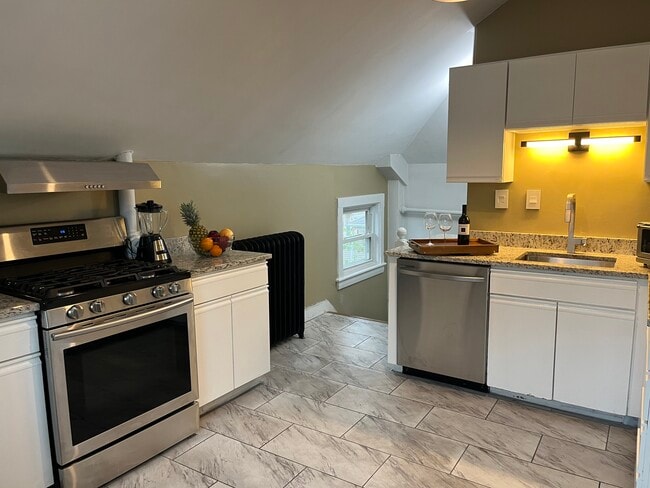 Building Photo - 548 High St