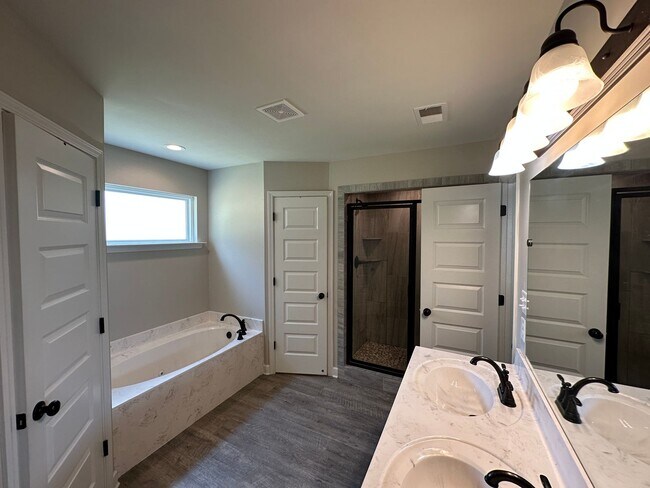 Building Photo - Available NOW in Southaven! Like New 3 BR/...