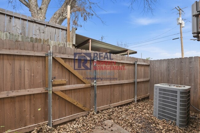 Building Photo - Well-Designed 2 Bedroom Townhome Near Camp Bowie