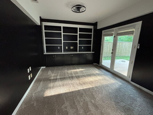 Building Photo - SPACIOUS HOME WITH FLEX ROOM