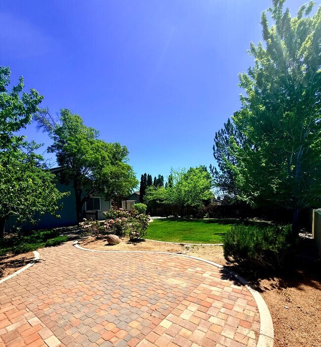 Building Photo - Beautiful Northwest Reno Home with Stunning Mountain Views