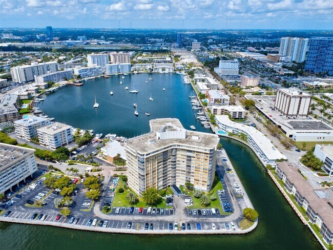Building Photo - 100 Golden Isles Dr