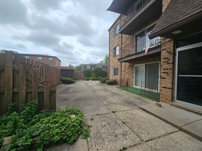 Building Photo - 7121 Laverne Ln