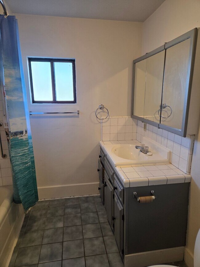 Building Photo - Two bedroom Charmer