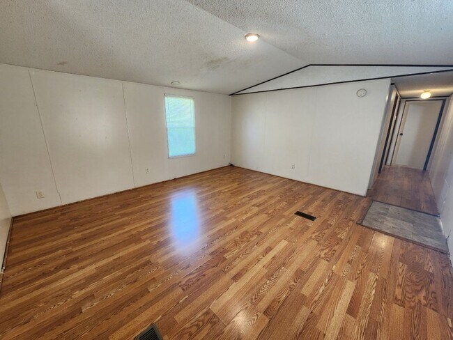 Building Photo - 15 Wilma Ln