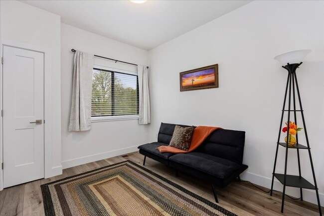 Building Photo - Downtown Townhouse