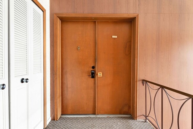 Building Photo - Welcome Home, Newly Remodeled Condo