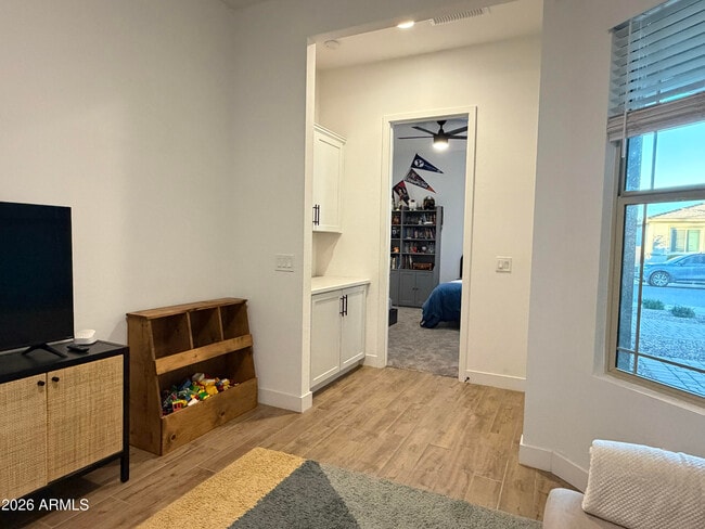 Building Photo - 10849 E Thunderbolt Ave