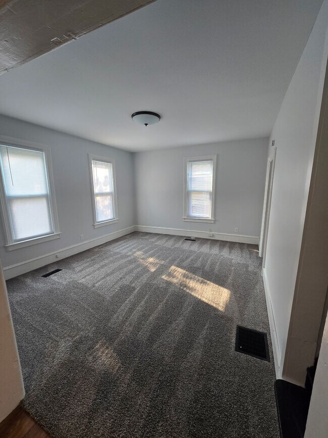 Building Photo - Beautiful 4 bed / 2 bath with garage and fenced yard on north side!