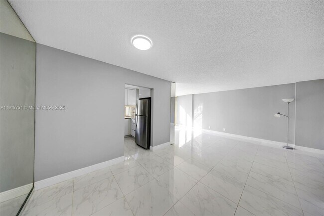 Building Photo - 17011 N Bay Rd