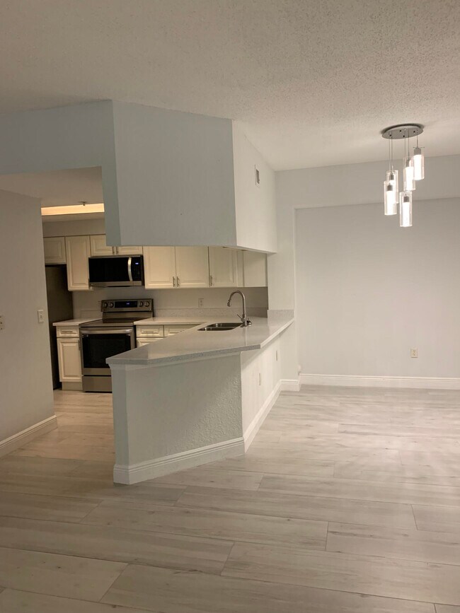 Building Photo - 3022 Alcazar Pl