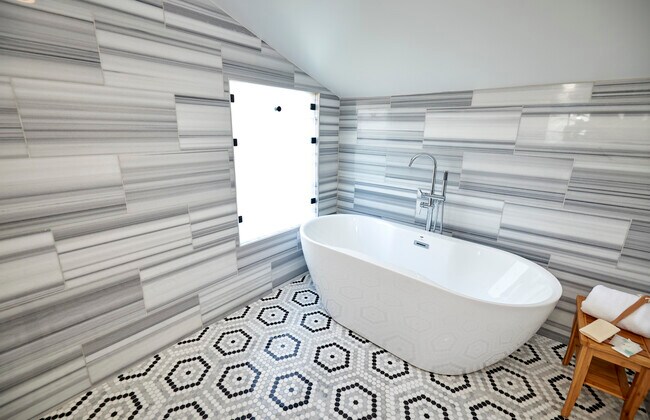 Building Photo - 7080 Via del Mar