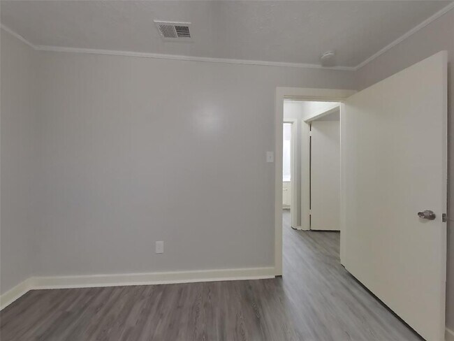 Building Photo - 120 WoodCrest Dr