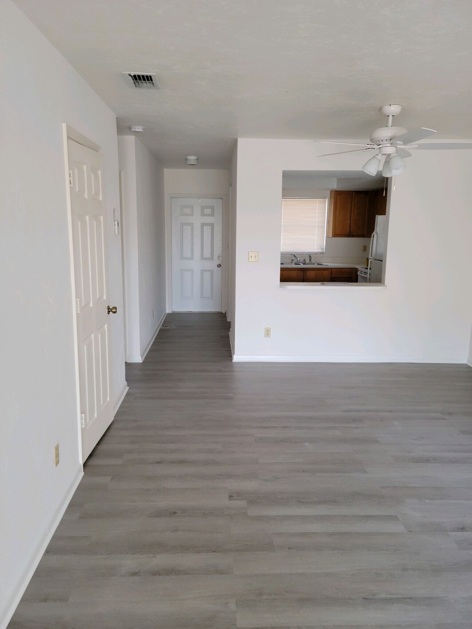 Building Photo - 27600 S View Dr