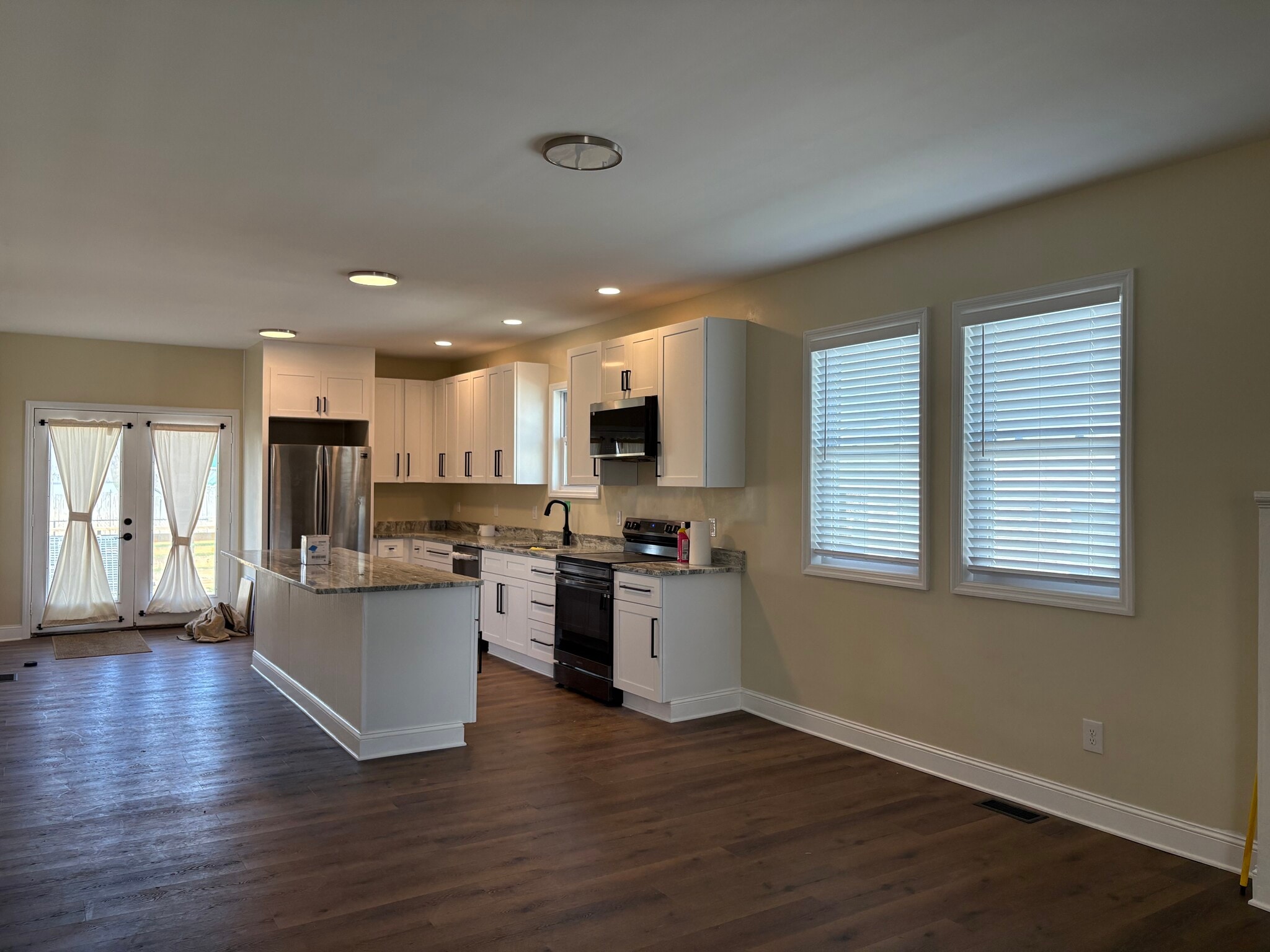 Building Photo - 214 Lamont St