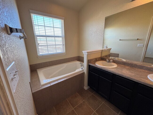 Building Photo - Spacious 3 Bed, 3 Bath Townhome with Rare ...