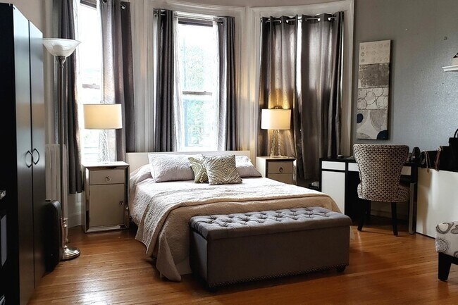 Primary Photo - 924 Beacon St