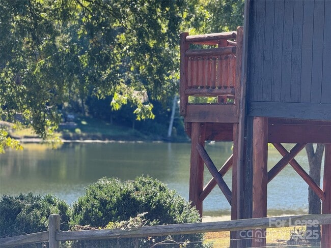 Building Photo - 1011 Lakeshore Dr