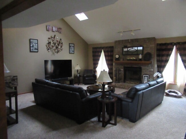 Building Photo - 9823 Valley Vista Pl